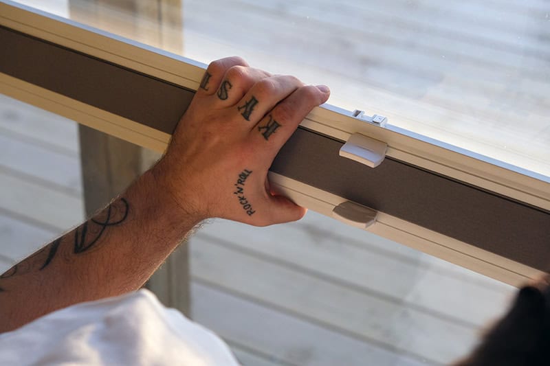 Detalj fra presis montering av plisségardin på mål