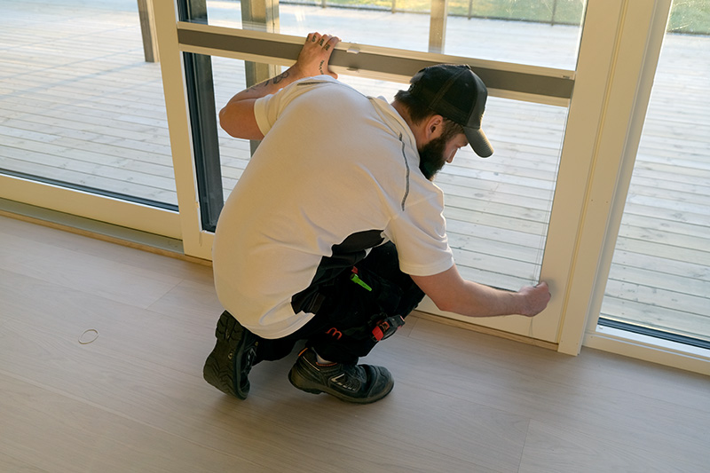 Montering av plisségardiner på mål i moderne leilighet