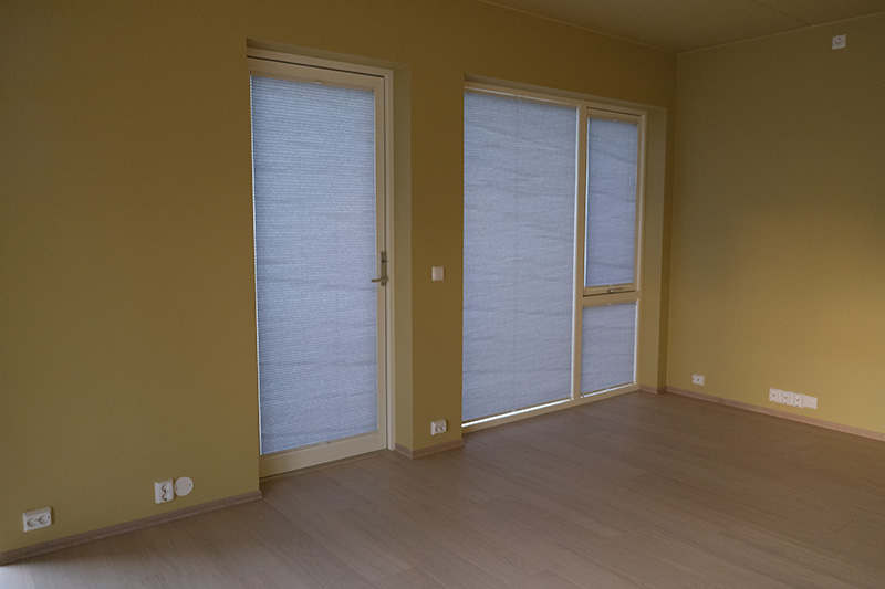 Ferdig monterte plisségardiner på mål i moderne leilighet